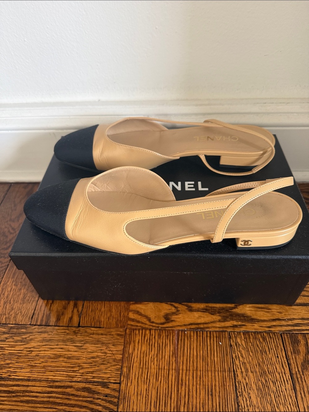 Chanel Slingback Flats in Beige & Black - Size 41 - Picture 4 of 11